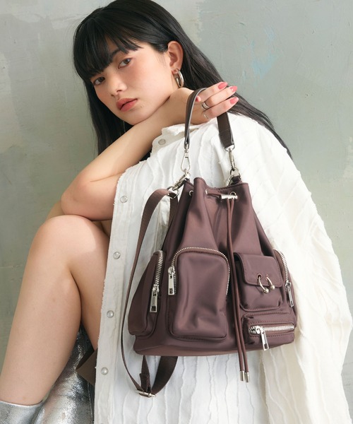 ELLEgirl（エルガール）の「《撥水》ボディーピアス付アウトポケット巾着バッグ（ハンドバッグ・レディース・ブラック/カーキ/ブラウン・FREE）」の2枚目の写真