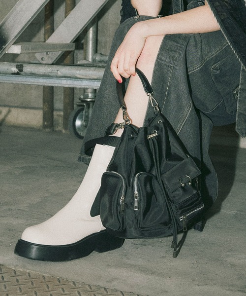 ELLEgirl（エルガール）の「《撥水》ボディーピアス付アウトポケット巾着バッグ（ハンドバッグ・レディース・ブラック/カーキ/ブラウン・FREE）」の6枚目の写真