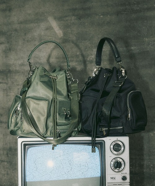 ELLEgirl（エルガール）の「《撥水》ボディーピアス付アウトポケット巾着バッグ（ハンドバッグ・レディース・ブラック/カーキ/ブラウン・FREE）」の4枚目の写真