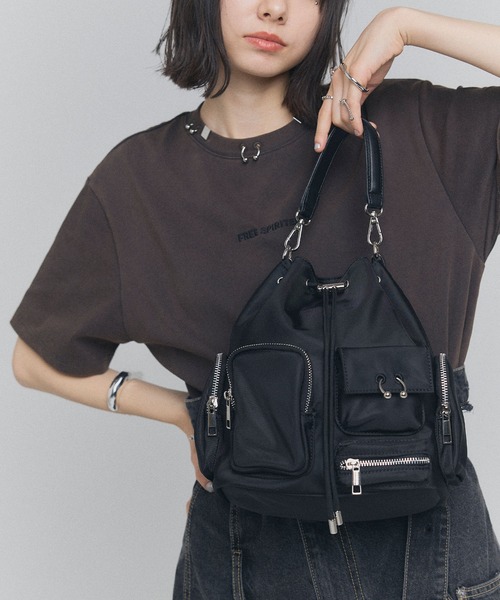 ELLEgirl（エルガール）の「《撥水》ボディーピアス付アウトポケット巾着バッグ（ハンドバッグ・レディース・ブラック/カーキ/ブラウン・FREE）」の8枚目の写真