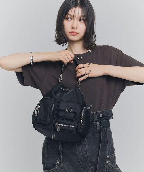 ELLEgirl（エルガール）の「《撥水》ボディーピアス付アウトポケット巾着バッグ（ハンドバッグ・レディース・ブラック/カーキ/ブラウン・FREE）」の10枚目の写真