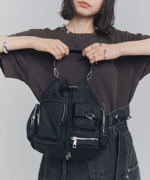 ELLEgirl（エルガール）の「《撥水》ボディーピアス付アウトポケット巾着バッグ（ハンドバッグ・レディース・ブラック/カーキ/ブラウン・FREE）」の9枚目の写真