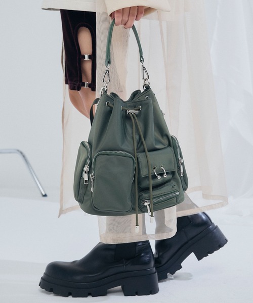 ELLEgirl（エルガール）の「《撥水》ボディーピアス付アウトポケット巾着バッグ（ハンドバッグ・レディース・ブラック/カーキ/ブラウン・FREE）」の17枚目の写真