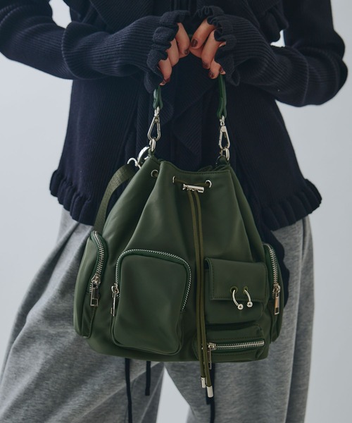 ELLEgirl（エルガール）の「《撥水》ボディーピアス付アウトポケット巾着バッグ（ハンドバッグ・レディース・ブラック/カーキ/ブラウン・FREE）」の14枚目の写真