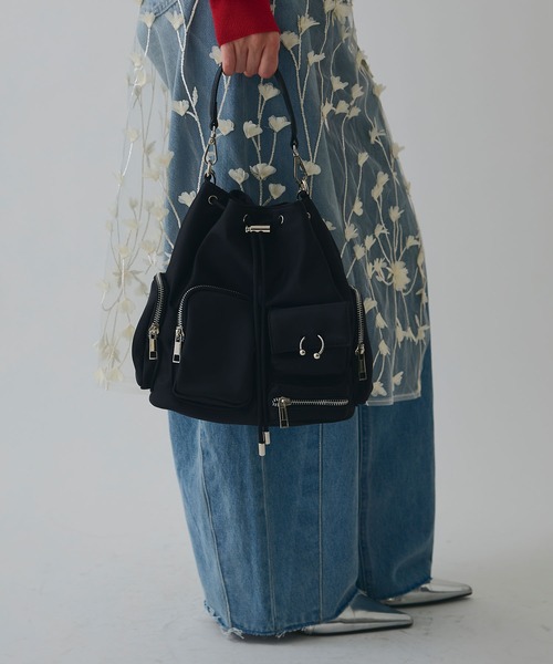 ELLEgirl（エルガール）の「《撥水》ボディーピアス付アウトポケット巾着バッグ（ハンドバッグ・レディース・ブラック/カーキ/ブラウン・FREE）」の5枚目の写真