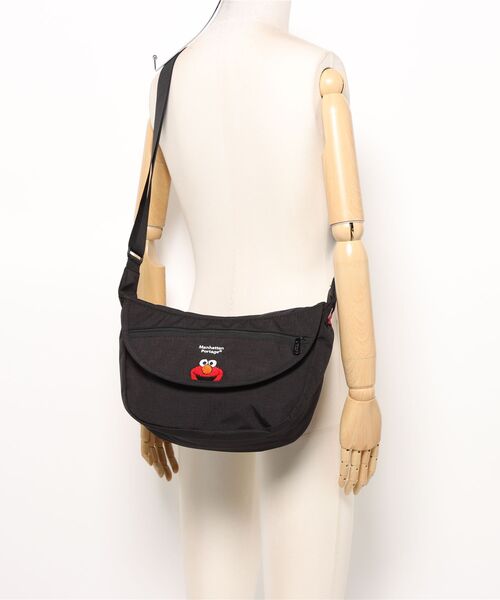 Manhattan Portage（マンハッタンポーテージ）の「DUET SHOULDER BAG FZP MGNT 500D CORDURA SESAME ST（ショルダーバッグ・レディース・ブラック・SMALL）」の14枚目の写真