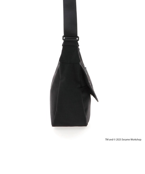 Manhattan Portage（マンハッタンポーテージ）の「DUET SHOULDER BAG FZP MGNT 500D CORDURA SESAME ST（ショルダーバッグ・レディース・ブラック・SMALL）」の3枚目の写真