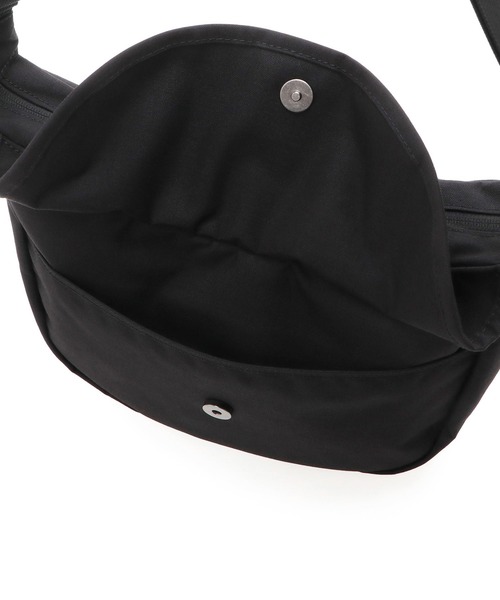 Manhattan Portage（マンハッタンポーテージ）の「DUET SHOULDER BAG FZP MGNT 500D CORDURA SESAME ST（ショルダーバッグ・レディース・ブラック・SMALL）」の8枚目の写真