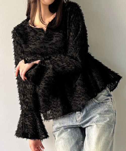 junoah(ジュノア)の「フリンジジャガードベルスリーブペプラムブラウス(シアー素材/身頃裏地あり)(シャツ/ブラウス・レディース・アイボリー/ブラック・LARGE/MEDIUM/SMALL)」の1枚目の写真