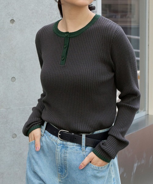 MONO-MART(モノマート)の「配色 ヘンリーネック プルオーバーリブニット(ニット/セーター・レディース・アイボリー/ブラウン/ブラック/ネイビー系/チャコール/杢グレー・FREE)」の4枚目の写真