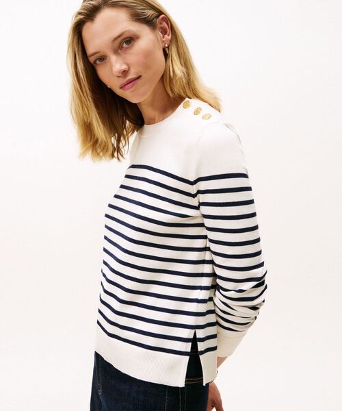 TOMMY HILFIGER(トミーヒルフィガー)の「ゴールドボタンスウェット(ニット/セーター・レディース・ホワイト×ネイビー/サンドベージュ・X-SMALL/XX-SMALL/SMALL)」の7枚目の写真