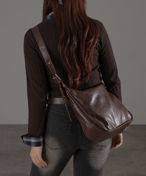 apres jour mignon(アプレジュールミニョン)の「【apresjour mignon×ARIAZ】バックルショルダーバッグ(ショルダーバッグ・レディース・ブラック/ダークブラウン・ONESIZE)」の1枚目の写真