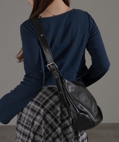 apres jour mignon(アプレジュールミニョン)の「【apresjour mignon×ARIAZ】バックルショルダーバッグ(ショルダーバッグ・レディース・ブラック/ダークブラウン・ONESIZE)」の2枚目の写真