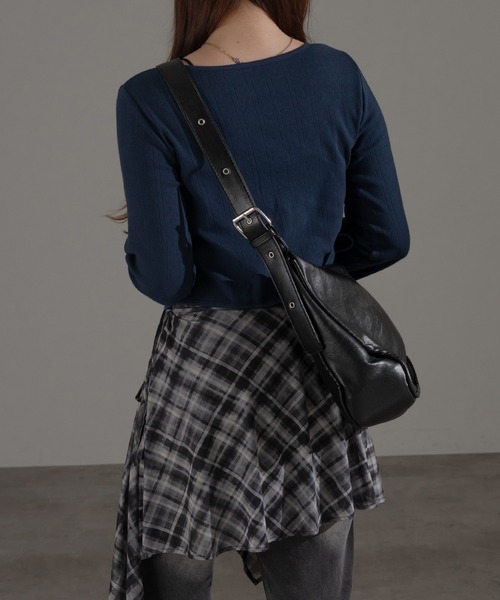 apres jour mignon(アプレジュールミニョン)の「【apresjour mignon×ARIAZ】バックルショルダーバッグ(ショルダーバッグ・レディース・ブラック/ダークブラウン・ONESIZE)」の6枚目の写真