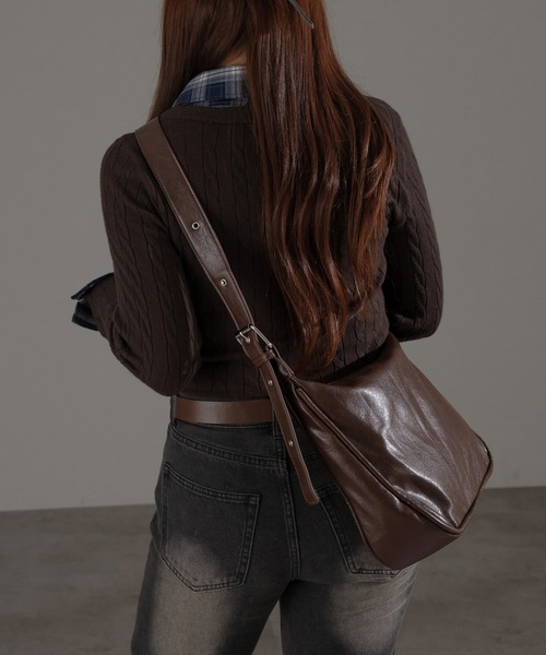 apres jour mignon(アプレジュールミニョン)の「【apresjour mignon×ARIAZ】バックルショルダーバッグ(ショルダーバッグ・レディース・ブラック/ダークブラウン・ONESIZE)」の8枚目の写真