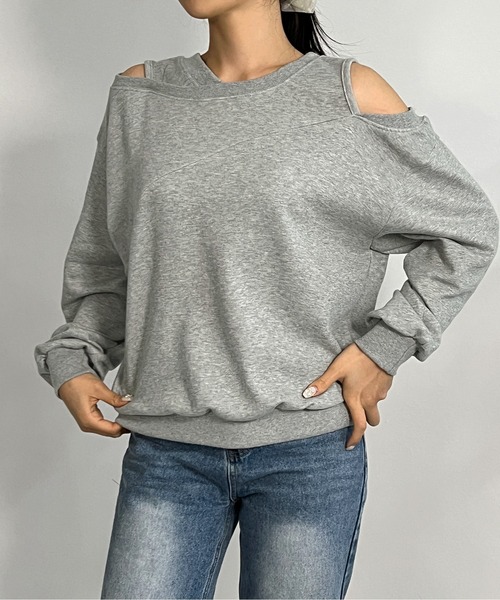 by muni:r(バイ ムニール)の「【着用動画あり・4色展開】ショルダーカットアウトスウェット(Tシャツ/カットソー・レディース・アイボリー/ブラック/グレー/チャコールグレー・FREE)」の4枚目の写真