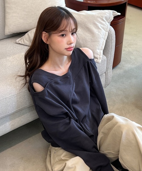 by muni:r(バイ ムニール)の「【着用動画あり・4色展開】ショルダーカットアウトスウェット(Tシャツ/カットソー・レディース・アイボリー/ブラック/グレー/チャコールグレー・FREE)」の3枚目の写真