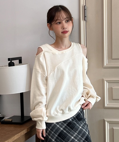 by muni:r(バイ ムニール)の「【着用動画あり・4色展開】ショルダーカットアウトスウェット(Tシャツ/カットソー・レディース・アイボリー/ブラック/グレー/チャコールグレー・FREE)」の2枚目の写真