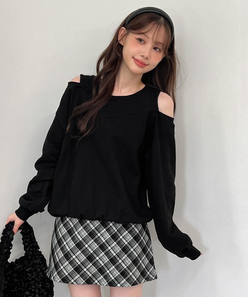 by muni:r(バイ ムニール)の「【着用動画あり・4色展開】ショルダーカットアウトスウェット(Tシャツ/カットソー・レディース・アイボリー/ブラック/グレー/チャコールグレー・FREE)」の1枚目の写真