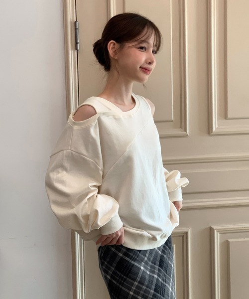 by muni:r(バイ ムニール)の「【着用動画あり・4色展開】ショルダーカットアウトスウェット(Tシャツ/カットソー・レディース・アイボリー/ブラック/グレー/チャコールグレー・FREE)」の8枚目の写真