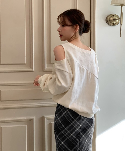 by muni:r(バイ ムニール)の「【着用動画あり・4色展開】ショルダーカットアウトスウェット(Tシャツ/カットソー・レディース・アイボリー/ブラック/グレー/チャコールグレー・FREE)」の9枚目の写真