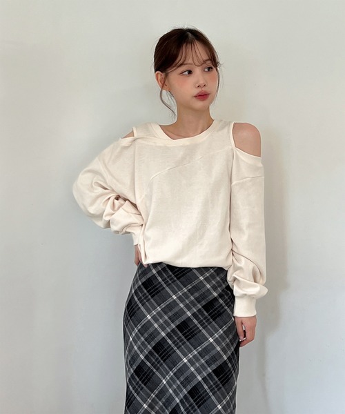 by muni:r(バイ ムニール)の「【着用動画あり・4色展開】ショルダーカットアウトスウェット(Tシャツ/カットソー・レディース・アイボリー/ブラック/グレー/チャコールグレー・FREE)」の13枚目の写真
