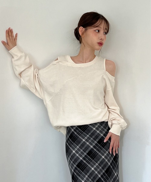 by muni:r(バイ ムニール)の「【着用動画あり・4色展開】ショルダーカットアウトスウェット(Tシャツ/カットソー・レディース・アイボリー/ブラック/グレー/チャコールグレー・FREE)」の14枚目の写真