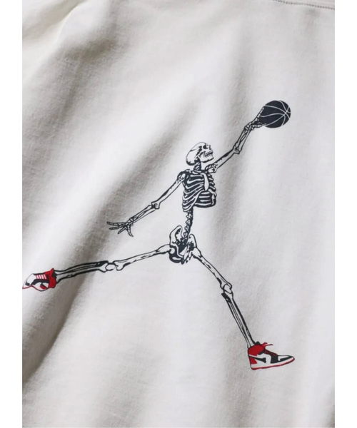 THRIFTY LOOK(スリフティールック)の「【THRIFTY LOOK /スリフティールック】JUMP SKULL PULL HOODIE/パーカー/裏起毛/ユーズド感/ユニセックス【WEB限定】(パーカー・メンズ・グレー/ホワイト/レッド/ブラック・XL/L/M/S)」の6枚目の写真