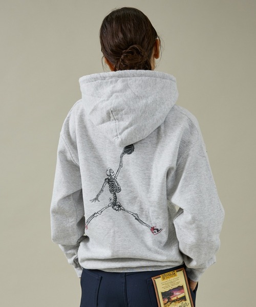 THRIFTY LOOK(スリフティールック)の「【THRIFTY LOOK /スリフティールック】JUMP SKULL PULL HOODIE/パーカー/裏起毛/ユーズド感/ユニセックス【WEB限定】(パーカー・メンズ・グレー/ホワイト/レッド/ブラック・XL/L/M/S)」の3枚目の写真