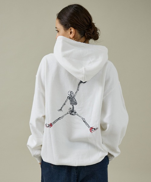 THRIFTY LOOK(スリフティールック)の「【THRIFTY LOOK /スリフティールック】JUMP SKULL PULL HOODIE/パーカー/裏起毛/ユーズド感/ユニセックス【WEB限定】(パーカー・メンズ・グレー/ホワイト/レッド/ブラック・XL/L/M/S)」の2枚目の写真