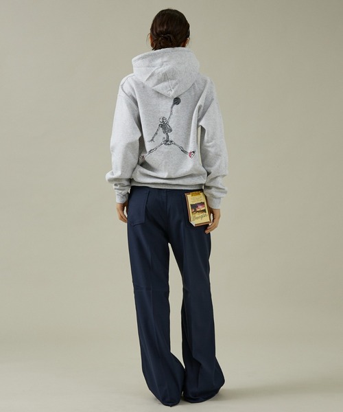THRIFTY LOOK(スリフティールック)の「【THRIFTY LOOK /スリフティールック】JUMP SKULL PULL HOODIE/パーカー/裏起毛/ユーズド感/ユニセックス【WEB限定】(パーカー・メンズ・グレー/ホワイト/レッド/ブラック・XL/L/M/S)」の15枚目の写真