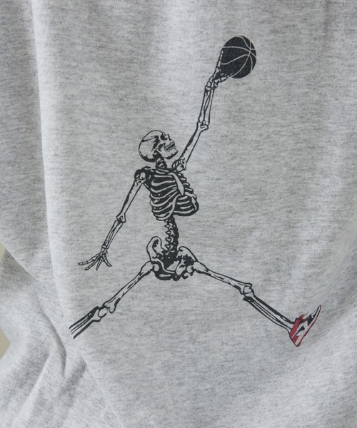 THRIFTY LOOK(スリフティールック)の「【THRIFTY LOOK /スリフティールック】JUMP SKULL PULL HOODIE/パーカー/裏起毛/ユーズド感/ユニセックス【WEB限定】(パーカー・メンズ・グレー/ホワイト/レッド/ブラック・XL/L/M/S)」の19枚目の写真
