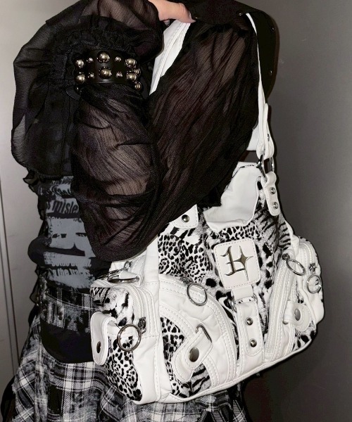 GATELESS(ゲートレス)の「【GATELESS】2WAY COATING SHOULDER BAG / 【ゲートレス】2ウェイコーティングショルダーバッグ(ショルダーバッグ・レディース・ブラック/ホワイト・ONE SIZE)」の2枚目の写真