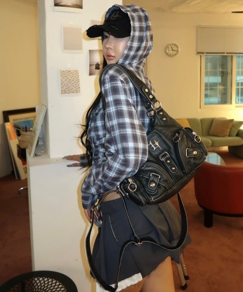 GATELESS(ゲートレス)の「【GATELESS】2WAY COATING SHOULDER BAG / 【ゲートレス】2ウェイコーティングショルダーバッグ(ショルダーバッグ・レディース・ブラック/ホワイト・ONE SIZE)」の18枚目の写真