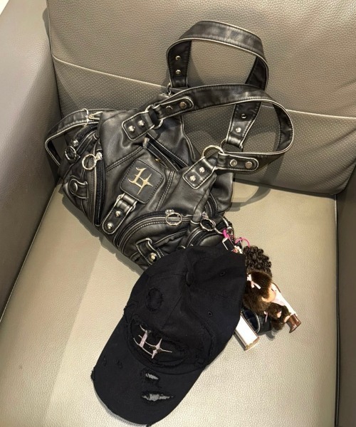 GATELESS(ゲートレス)の「【GATELESS】2WAY COATING SHOULDER BAG / 【ゲートレス】2ウェイコーティングショルダーバッグ(ショルダーバッグ・レディース・ブラック/ホワイト・ONE SIZE)」の8枚目の写真