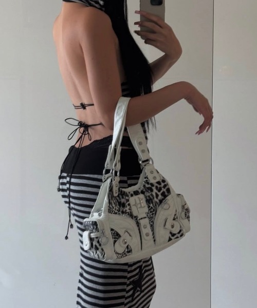 GATELESS(ゲートレス)の「【GATELESS】2WAY COATING SHOULDER BAG / 【ゲートレス】2ウェイコーティングショルダーバッグ(ショルダーバッグ・レディース・ブラック/ホワイト・ONE SIZE)」の12枚目の写真