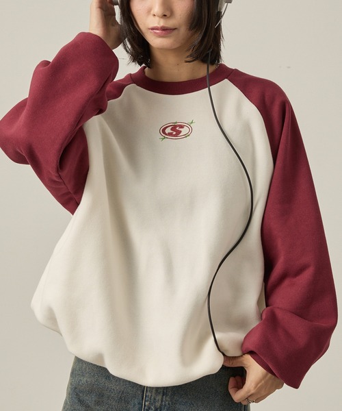 Snap club（スナップクラブ）の「【Snap club】ドロスト ラインストーン/ラメ刺繍 グラフィックラグランスウェット（スウェット・レディース・スミクロ/オートミール/ワイン系/グレー系・L/M）」の4枚目の写真