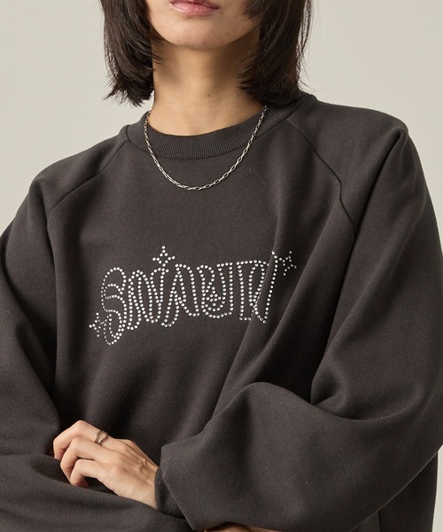 Snap club（スナップクラブ）の「【Snap club】ドロスト ラインストーン/ラメ刺繍 グラフィックラグランスウェット（スウェット・レディース・スミクロ/オートミール/ワイン系/グレー系・L/M）」の2枚目の写真