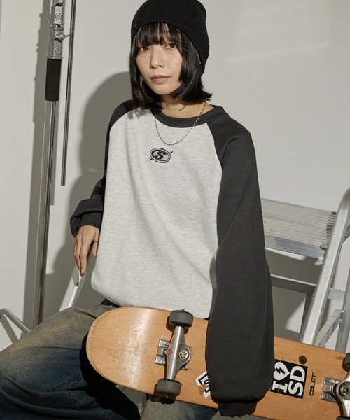 Snap club（スナップクラブ）の「【Snap club】ドロスト ラインストーン/ラメ刺繍 グラフィックラグランスウェット（スウェット・レディース・スミクロ/オートミール/ワイン系/グレー系・L/M）」の19枚目の写真