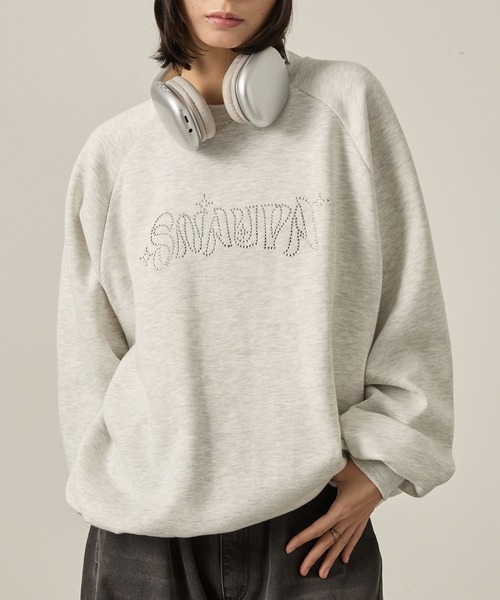 Snap club（スナップクラブ）の「【Snap club】ドロスト ラインストーン/ラメ刺繍 グラフィックラグランスウェット（スウェット・レディース・スミクロ/オートミール/ワイン系/グレー系・L/M）」の9枚目の写真