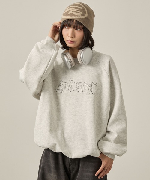 Snap club（スナップクラブ）の「【Snap club】ドロスト ラインストーン/ラメ刺繍 グラフィックラグランスウェット（スウェット・レディース・スミクロ/オートミール/ワイン系/グレー系・L/M）」の13枚目の写真