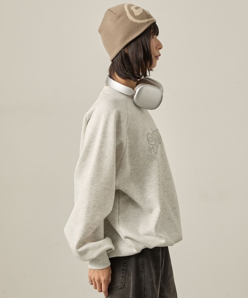 Snap club（スナップクラブ）の「【Snap club】ドロスト ラインストーン/ラメ刺繍 グラフィックラグランスウェット（スウェット・レディース・スミクロ/オートミール/ワイン系/グレー系・L/M）」の10枚目の写真