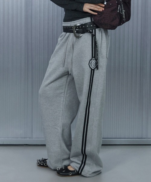 SETUPEXE(セットアップイーエックスイー)の「A'GEM/9 × .kom 『SETUPEXE/セットアップイーエックスイー』 PUNK WAPPEN SWEATPANTS/サイドラインロゴスウェットパンツ(スウェットパンツ・レディース・ブラック/グレー・FREE)」の1枚目の写真