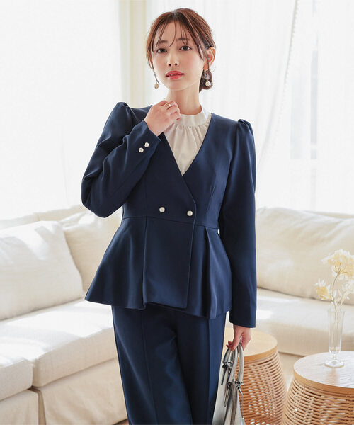 Petitle（プチレ）の「[ セレモニー ] [ 低身長向けサイズ ] 3点セット ペプラムジャケット × ボウタイブラウス × ワイドパンツ（スーツセット・レディース・ネイビー/ブラック・PL/PM/PS）」の2枚目の写真