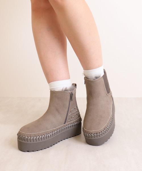 artemis by DIANA（アルテミスバイダイアナ）の「【軽量】厚底フェイクムートンブーツ（ブーツ・レディース・ベージュ/ブラック/グレー・S/M/L/XL）」の11枚目の写真