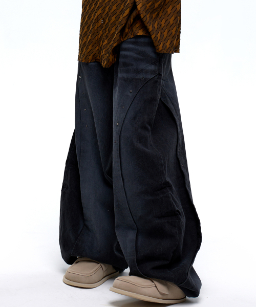 RSSC(アールエスエスシー)の「CURVED INCISION BALLOON DENIM PANTS - BLACK(デニムパンツ・レディース・その他・1/2)」の1枚目の写真