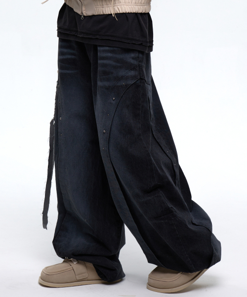 RSSC(アールエスエスシー)の「CURVED INCISION BALLOON DENIM PANTS - BLACK(デニムパンツ・レディース・その他・1/2)」の2枚目の写真