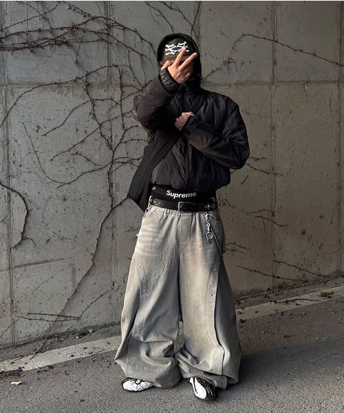 RSSC(アールエスエスシー)の「CURVED INCISION BALLOON DENIM PANTS - BLACK(デニムパンツ・レディース・その他・1/2)」の13枚目の写真