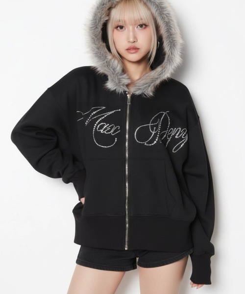 .KOM(ドットコム)の「A'GEM/9 × .kom 『.kom/ドットケーオーエム』ラインストーンジップアップパーカー(パーカー・レディース・ブラック・FREE)」の1枚目の写真