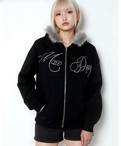 .KOM(ドットコム)の「A'GEM/9 × .kom 『.kom/ドットケーオーエム』ラインストーンジップアップパーカー(パーカー・レディース・ブラック・FREE)」の2枚目の写真